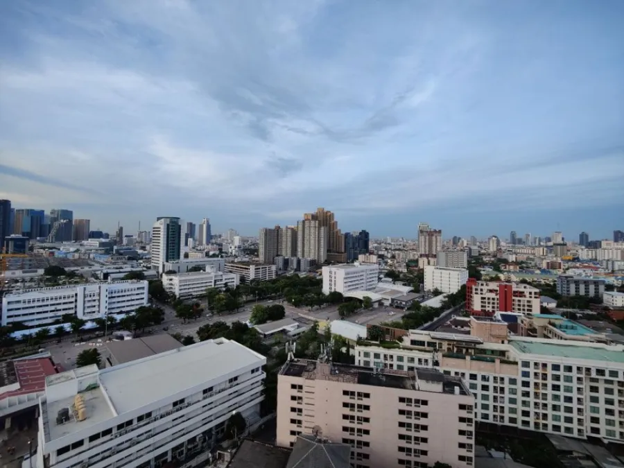 For rent M Jatujak, Building A, 18th floor, has a beautiful city view. Plus, the wall is attached to the wall around the room. Do not book, regret ins