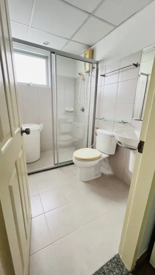 For rent: Supalai Park Kaset, 10th floor, Building B, pool view. Ready to move in with just your luggage.