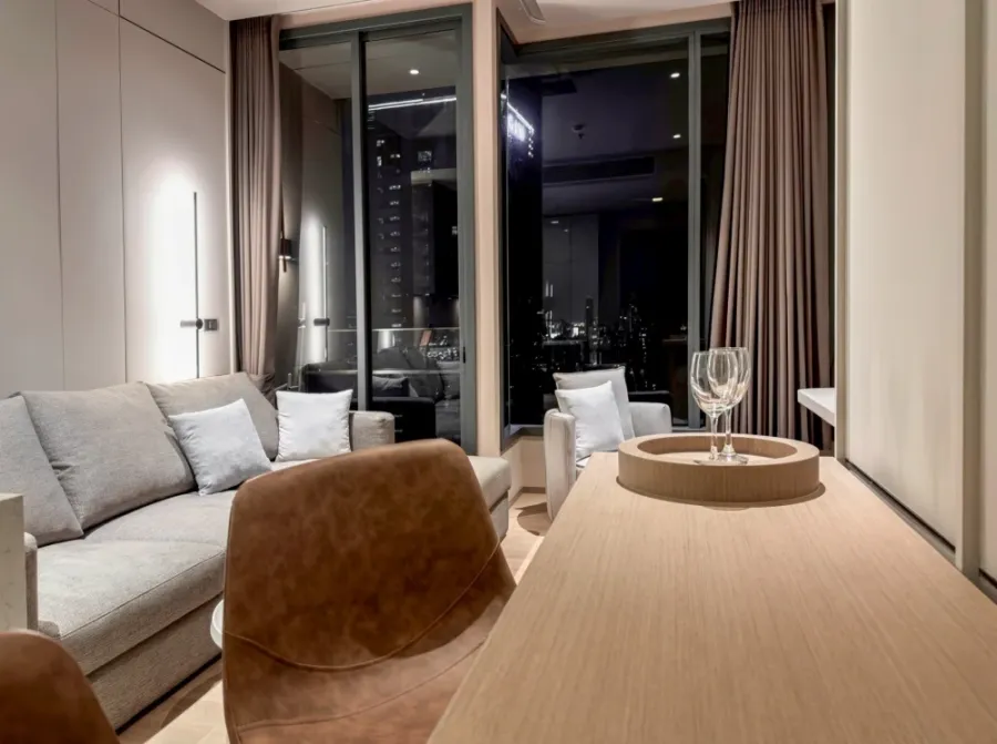 For rent: The Esse Asoke, high floor, spacious area, excellent built-in decoration, very beautiful room number, book now before you miss out.