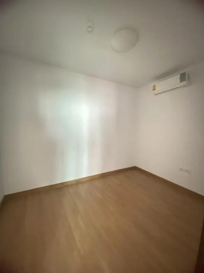 For rent Supalai River Resort Charoen Nakhon, empty room, wide area, balcony, view along the Chao Phraya River.