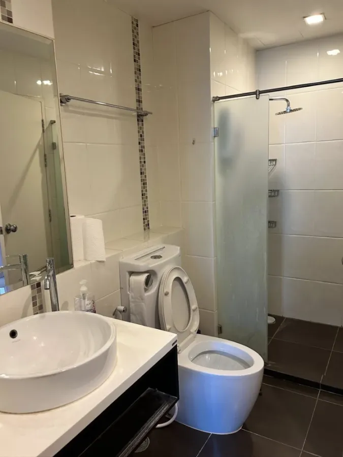 For rent: Wish @ Samyan, 1 bedroom unit with a large bed, premium mattress, and built-in wardrobe – plenty of storage. Don't miss out!