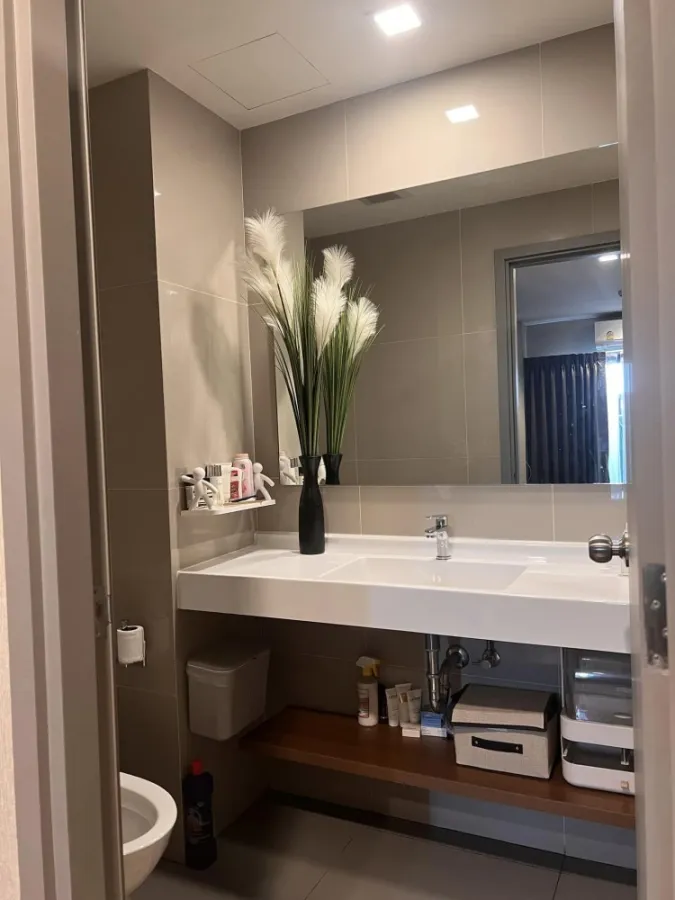For sale Ideo Sathorn-Wongwian Yai. The room is decorated with simple, elegant furniture that looks expensive. Don't just look, reserve quickly.