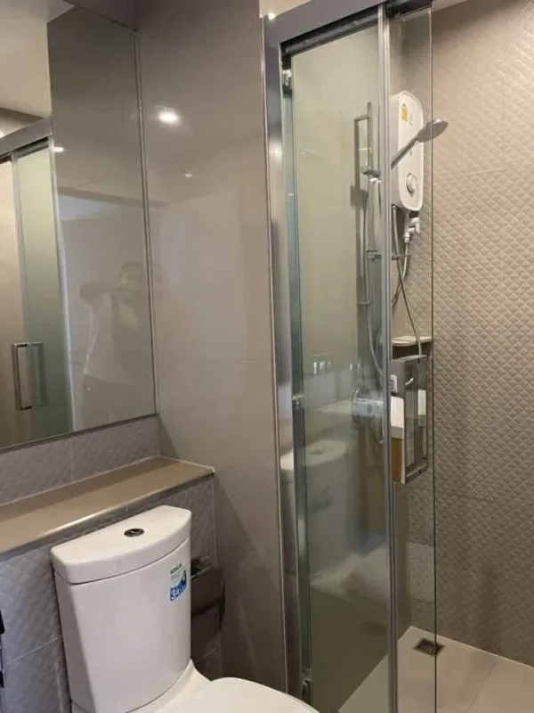 For sale rent The Privacy Thaphra ห้องโทนสีเรียบสบายตา อยู่แล้วสบายใจ กระจกตู้เสื้อผ้าบานใหญ่สะใจ จองเลย