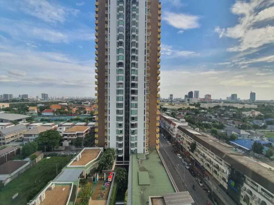 For sale: M Society Condominium, high floor, great city view. The room is simply decorated, ready to move in, the most comfortable sofa. Book now.