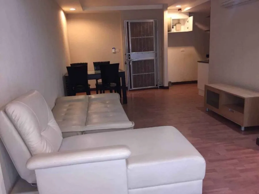 Sell The Kris Ratchada 17, spacious room, fully furnished, good leather sofa, very nice to sit, reserve first, stay first.