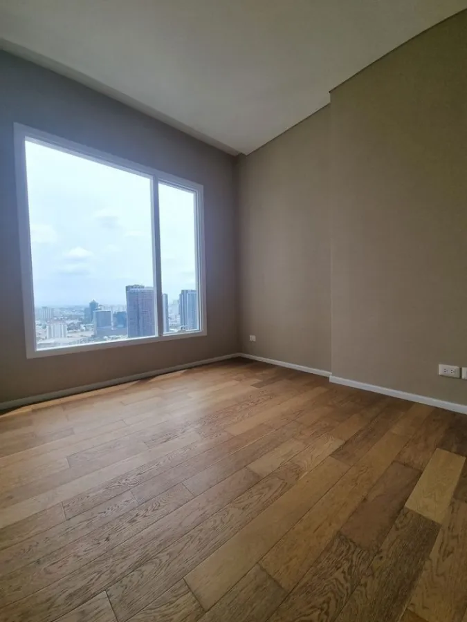 The Saint Residences for sale, corner room, city view, no building blocks. Cool breeze all day, not hot. If interested, hurry up. Don't miss it.