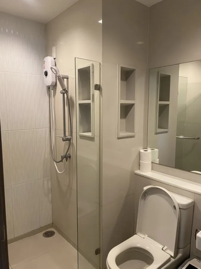 For rent: Life Asoke - Rama9. Ready to move in, fully furnished with appliances. Amazing price! Book now, don't miss out!