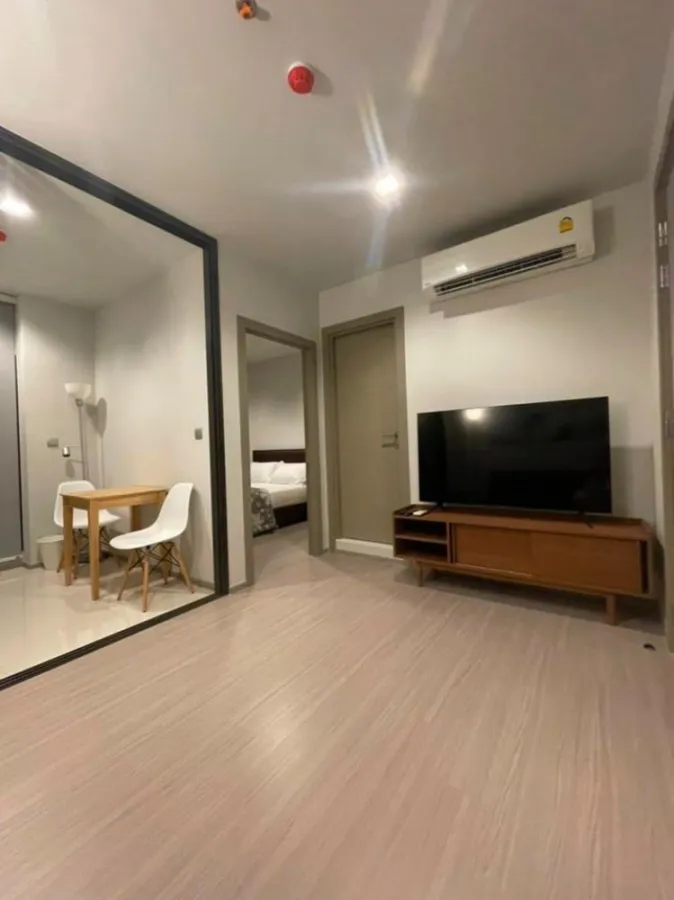 For rent Life Asoke-Rama 9, the room is very spacious, plus the new interior, fully furnished, you can carry your bag and move in.