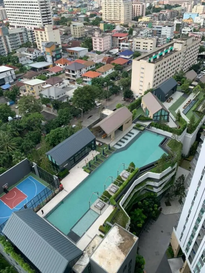 For rent Chapter One Eco Ratchada-Huai Khwang, corner room, high floor, beautiful view, big bed, super nice to sleep, book now.