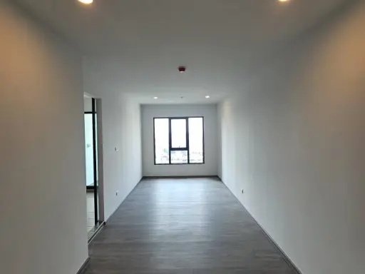 For rent: Regent Home Wuttakat, unfurnished room. Clean, bright, and airy with BTS view. Perfect for those who enjoy decorating their own rooms.