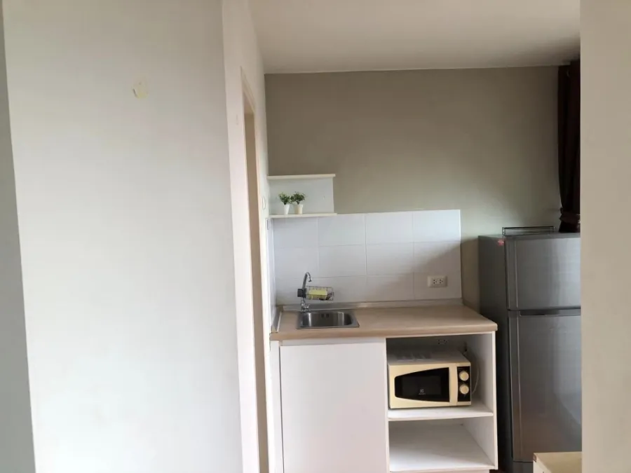 For rent, Lumpini Nawamin Sri Burapha, comfortable white room, glass partition into proportions. Plus lots of electrical appliances. Book now.