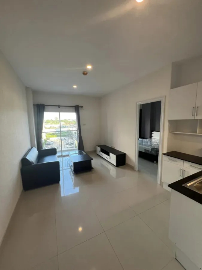 CC Condominium 2 (Pattaya Central) The room is decorated in cozy tones, simple and easy on the eyes. Don't put it off, reserve now.