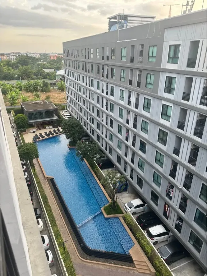For sale or rent: UNIO Ramkhamhaeng - Serithai, 8th floor unit, high-quality built-in kitchen, swimming pool view. Book now!