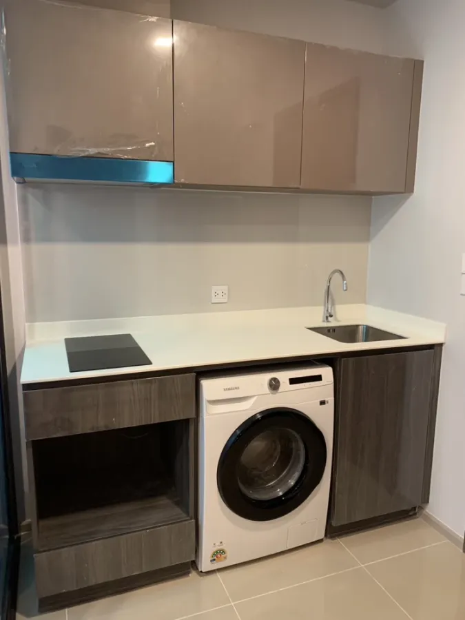 For rent: Life Phahon-Ladprao, north-facing room, cool all day, Central Phahonyothin view + Daen Neramit expressway market, must book.