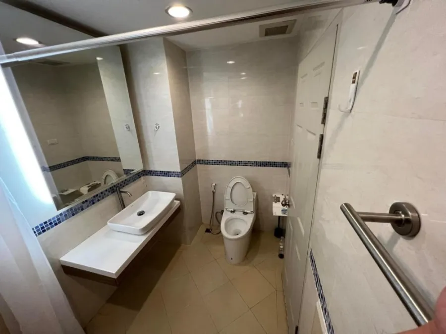 For sale and rent: Life at Ratchada-Sutthisan. The room is ready to move in. Fully furnished Complete set of electrical appliances. Don't miss it.
