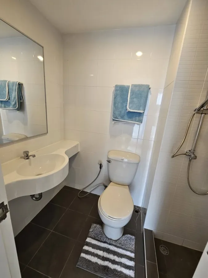 For sale: Lumpini Condo Town Pattaya North Sukhumvit, 15th floor, city view, next to Sukhumvit Road. Beautiful room, fully furnished with appliances.