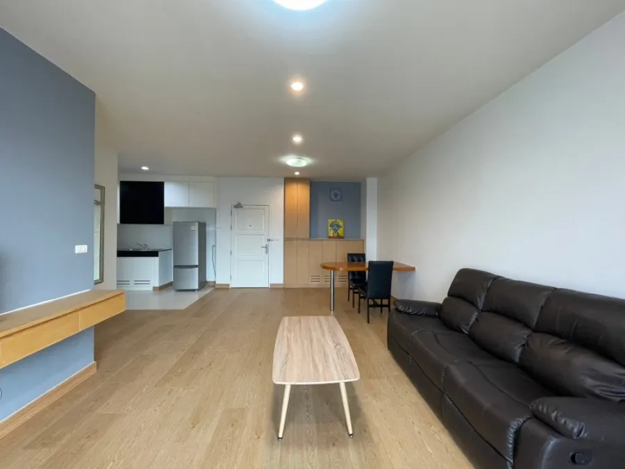 Sell, rent, The Wellington Condo, large room, wide open, high ceiling, fully furnished, do not miss it.