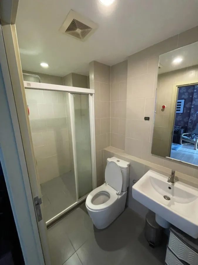 It has arrived. Closed kitchen, high view, clear, not blocked, fully furnished, ready to move in. Condo for rent, The Base Rama 9 - Ramkhamhaeng.