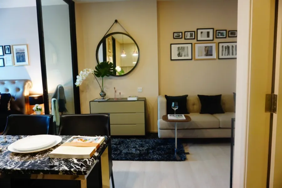 For rent!! Life Asoke, near the BTS, decorated by a designer, luxurious style, in the heart of the city, great view, fully furnished with famous brand