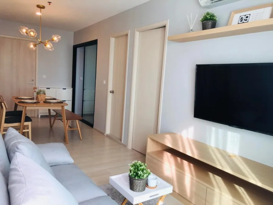 For rent Life Asoke, 15th floor, corner room, south, Asoke view, clear view, beautiful room, very livable, book now, don't wait.