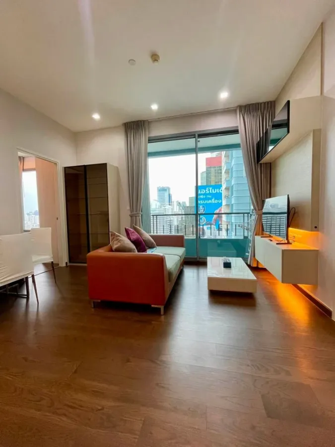 For rent: Q Asoke condo, 48 sq.m. corner unit, 2 bedrooms, 21st floor, south facing with pool view. Convenient and fully furnished.