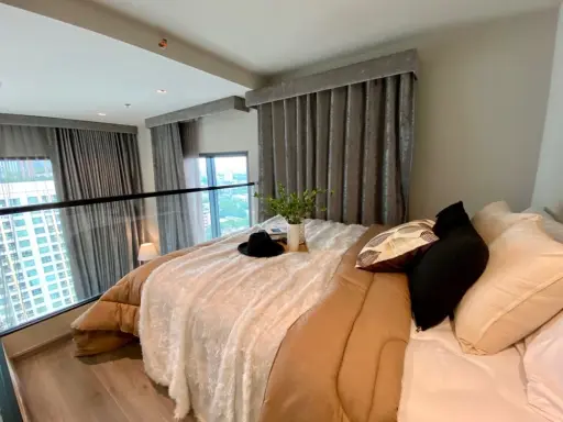 For sale: The Reserve Phahonyothin - Pradiphat, 16th floor, corner room, Duplex, high ceiling. Interested in owning it? Hurry and reserve now.