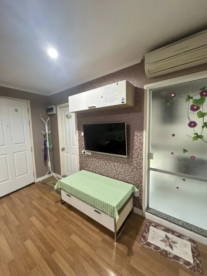 For rent: Lumpini Place Ramintra-Lak Si. Beautiful wallpaper throughout the room, fully furnished. Book now!