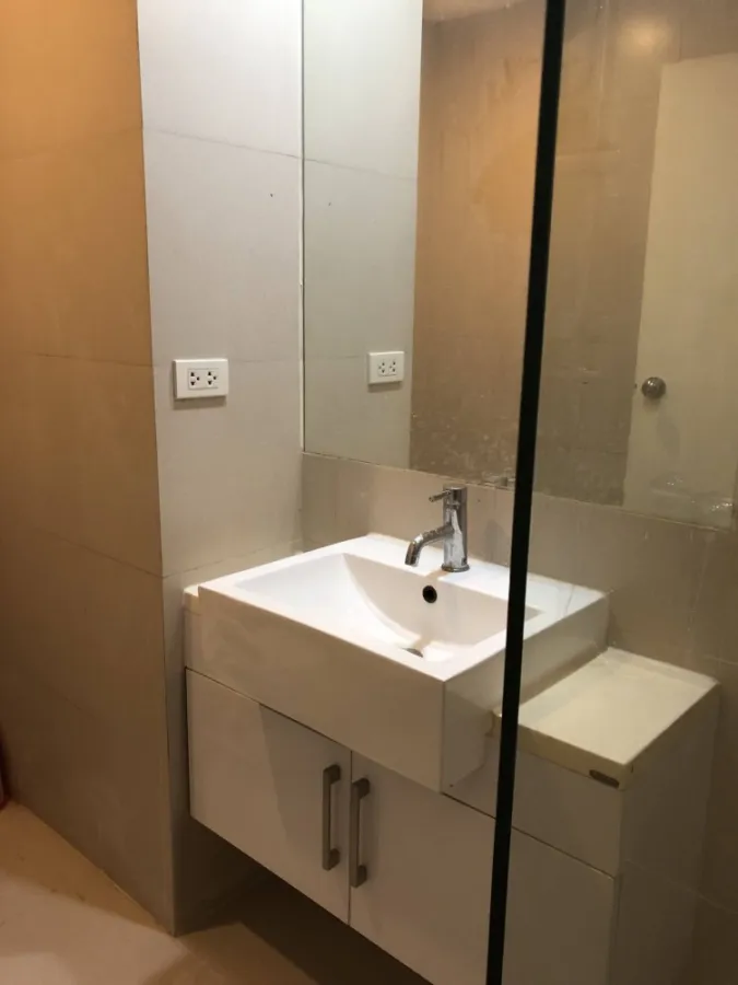 For sale/rent Noble Solo, large room, city view, no buildings blocking, very comfortable, room with breeze all year round, interested in owning, reser