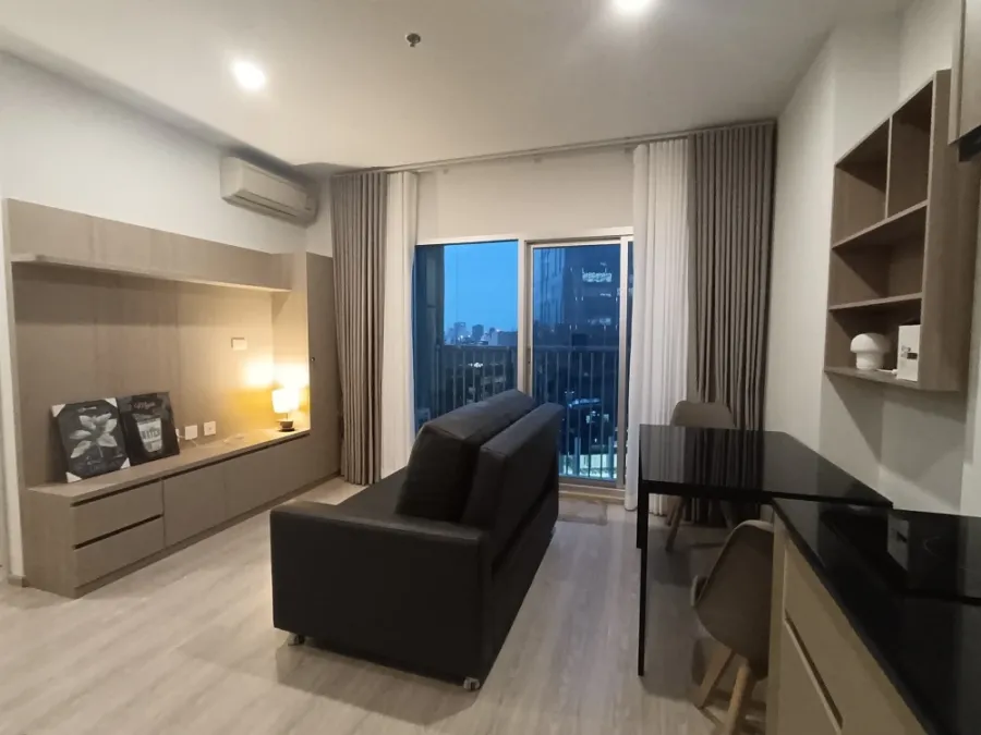 Urgent sale,rent Noble Revolve Ratchada Condo, empty room, affordable price. Those who love decorating rooms, don't wait.