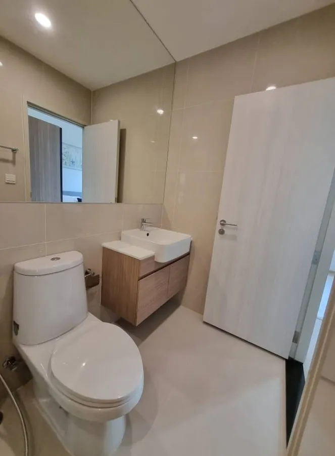 For sale or rent Noble Revolve Ratchada 2, corner room has a lot of privacy, 4 meter high ceiling, doesn't feel cramped. You can reserve it now.
