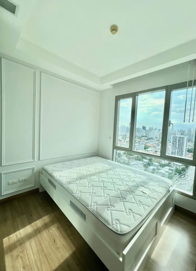ให้เช่า Thru Thonglor ชั้น 28 บรรยากาศดีสุดๆ ห้องตกแต่งโทนสีสบายตา กรุผนังทั้งห้อง ไม่จองพลาดมาก