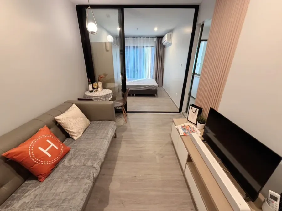 For rent: Regent Home Wutthakat, minimalist style room, fully furnished and equipped with appliances, ready to move in immediately.
