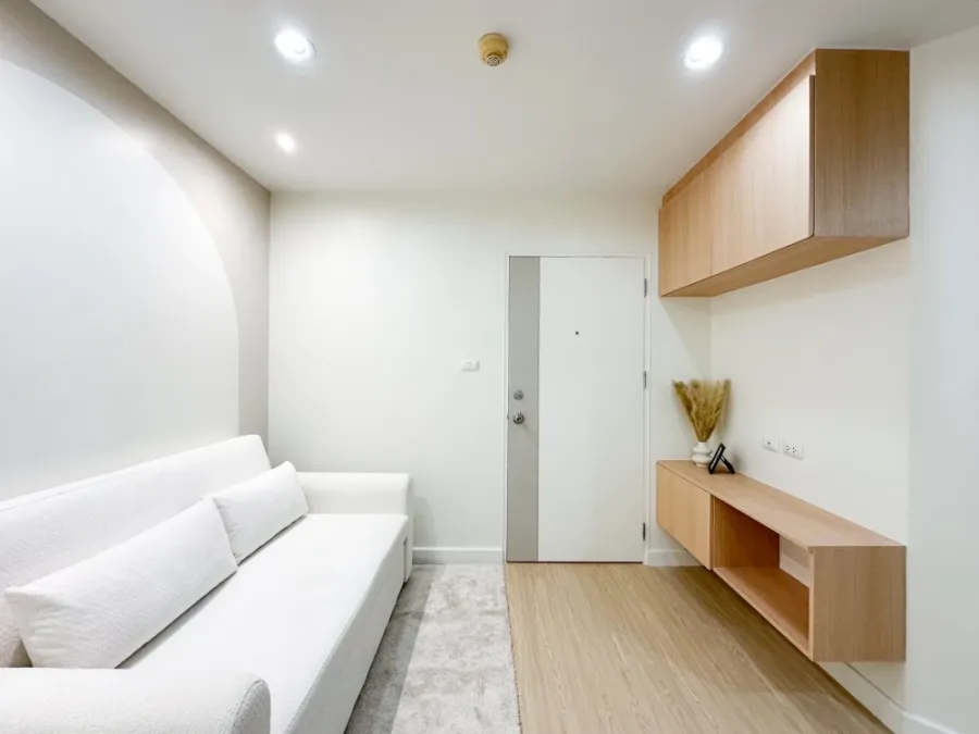 Selling a beautifully decorated Lumpini Ville Onnut 46 condo. Fully furnished with built-in features in a calming white color scheme. Affordable price