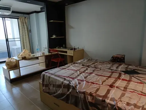 For rent: Champs Elysees Tiwanon, Building D, 2nd floor, area 30 sq m., with large built-in wardrobe, can hold a lot of stuff. Must reserve.