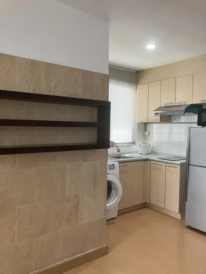 For rent: Plus 38 Hip, spacious room, comes with a comfortable sofa. There are chairs to admire the view in front of the balcony. Very good. Reserve q