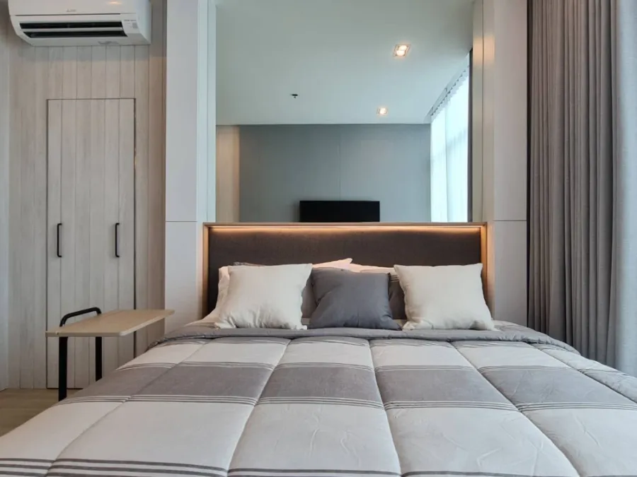 For rent: Sathorn - Chao Phraya house, corner unit with stunning Chao Phraya river bend view, fully furnished with built-in features. Don't miss out!