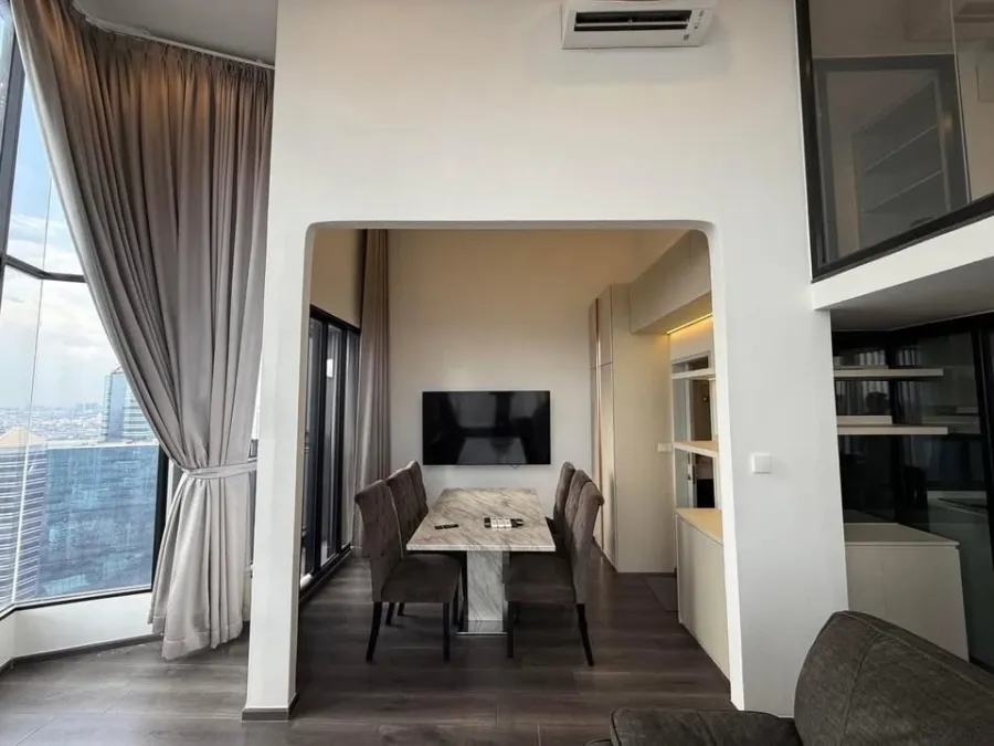 For sale and rent, Knightsbridge Space Ratchayothin, high floor, good view, duplex style room. Good furniture, reserve quickly.