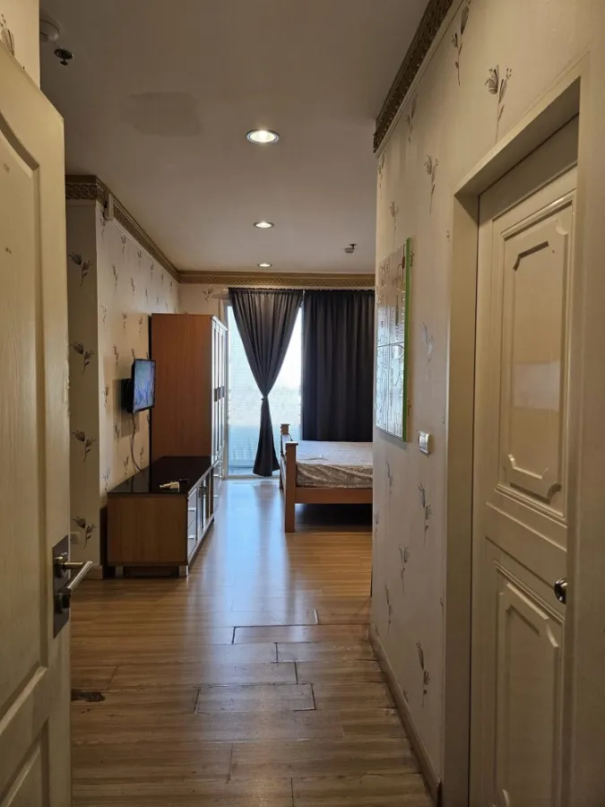 For rent: The Light House Sathorn-Charoen Nakhon, 8th floor, room with wallpaper throughout the room. Don't miss it, hurry up.
