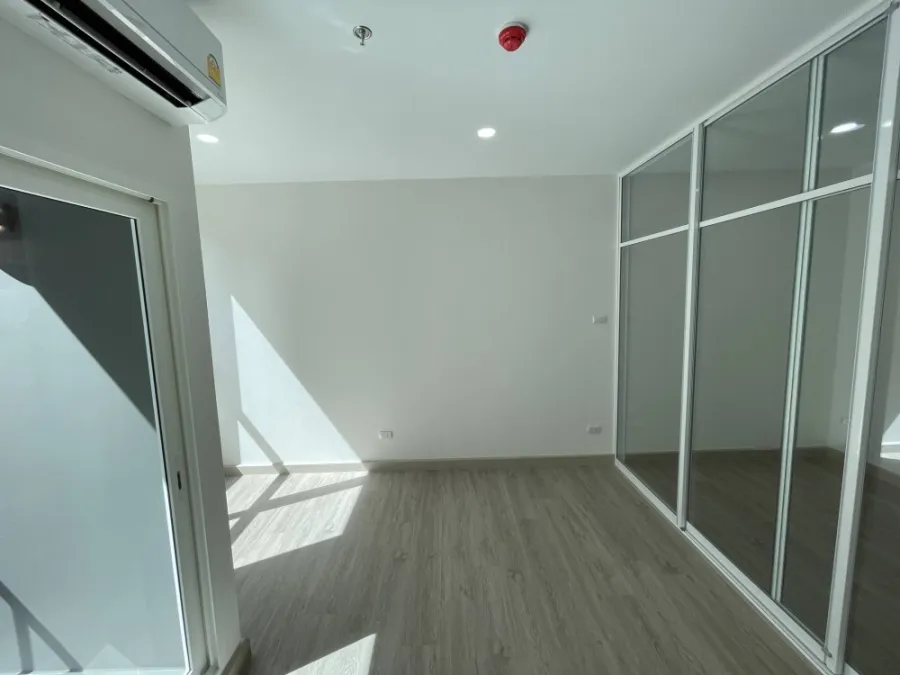 Down payment sale, Supalai Loft, Phasi Charoen Station. The room is clean and airy. Complete facilities .If you like decorating rooms, don't miss it.