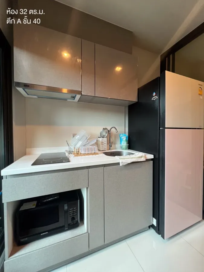 For sale: Life Asoke-Rama 9, 40th floor, very high, great city view, fully furnished, move in now, don't hesitate.