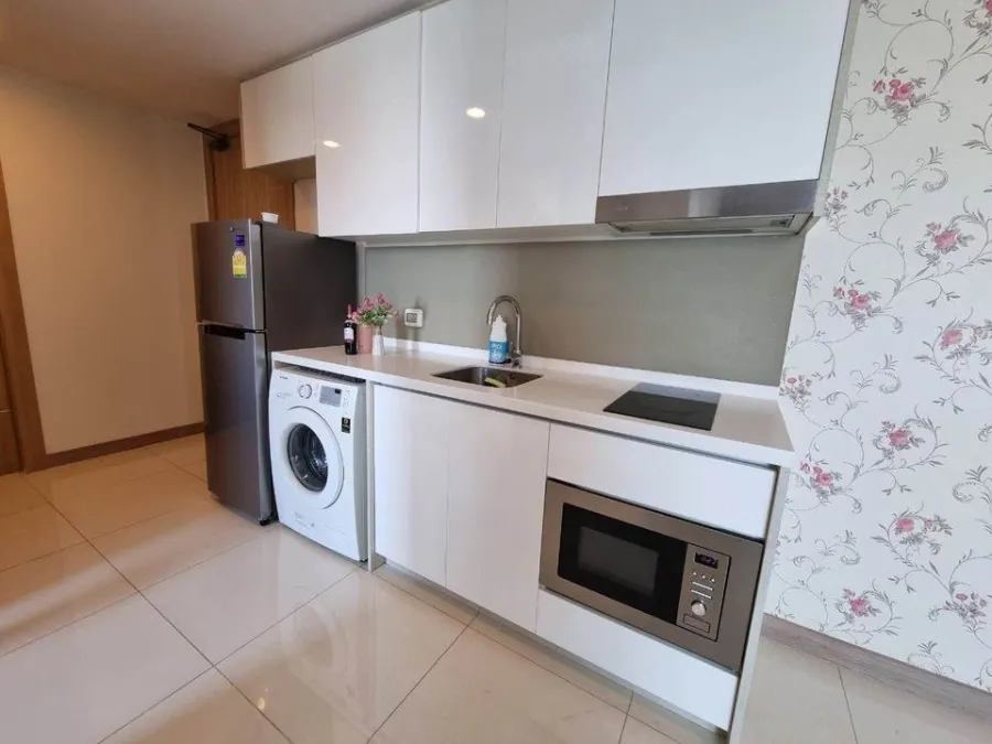 For rent, The Riviera Wongamat Beach (North Pattaya), 10th floor, Building B, fully furnished, city view, hurry to reserve.