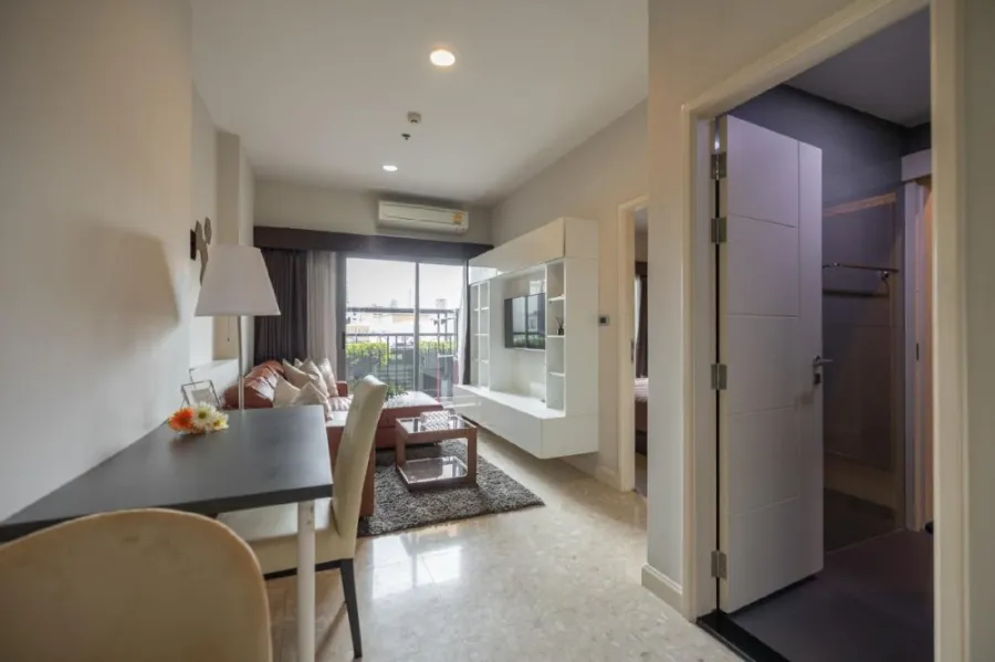 Urgent sale, Condo The Crest Sukhumvit 34, spacious room. Great usable space, hurry and reserve now.