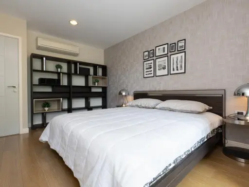 For rent, The Crest Sukhumvit 24, spacious room, comfortable, every piece of furniture is carefully selected. Don't miss it.