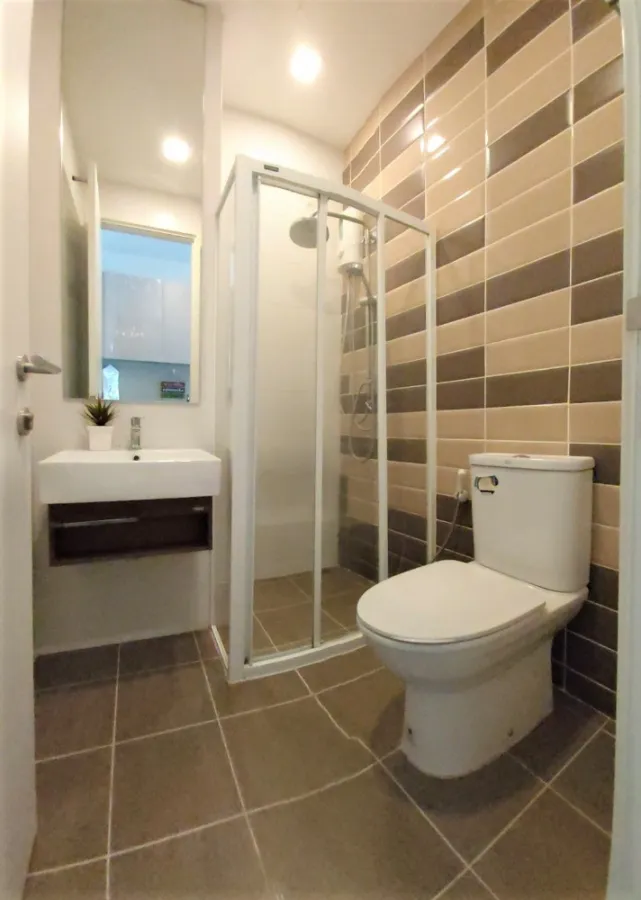 For rent, Brown Condo Ratchada 32, pool view, has a washing machine. Can't miss it