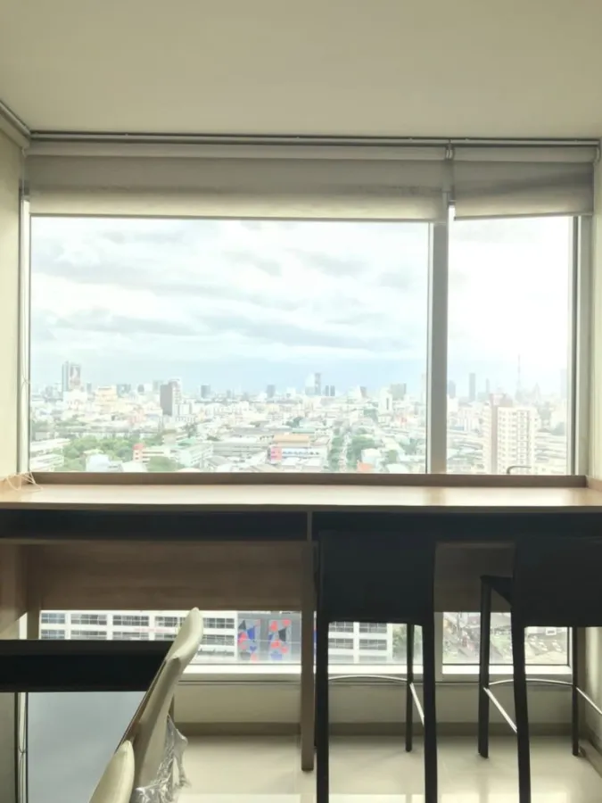 For rent: Rhythm Ratchada-Huai Khwang, 18th floor, spacious room, comfortable, large built-in bed. If interested, reserve now.