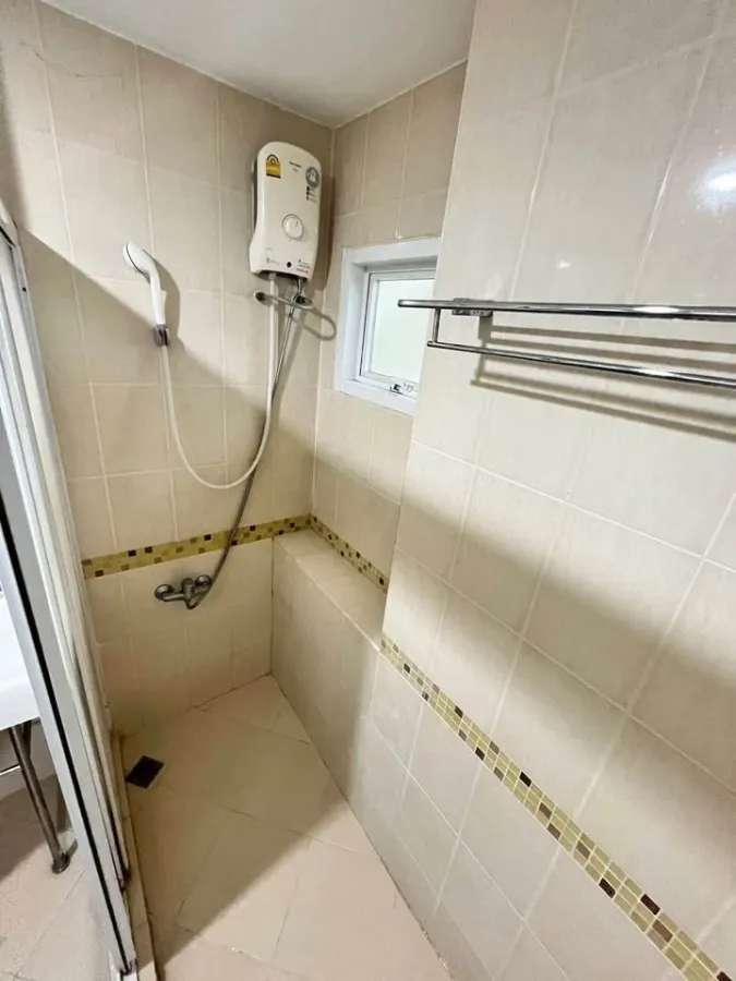 For sale or rent: Life @ Ratchada (Ladprao 36), front building, clear view, corner room, location next to ventilation hall, not next to elevator or ga