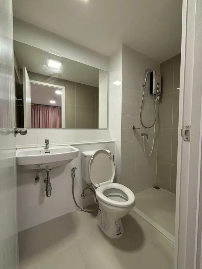 For sale or rent: Plum Condo Mix Chaengwattana, corner room, pool view, bedroom has windows on 2 sides, very worth booking.