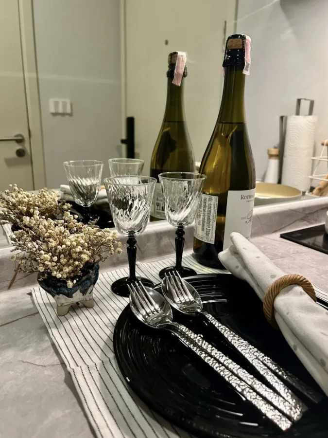 For rent: QUIN TARA MHy'ZEN Phrom Phong, a beautifully decorated room with complete furniture and electrical appliances. You can reserve it today.