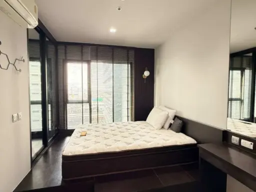 Selling a unit at Life Asoke-Rama 9, 10th floor. A lovely unit, fully furnished. Interested in owning it? Reserve now! images