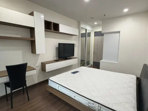 For rent Supalai Premiere @ Asoke, a nice room with lots of usable space, a large black sofa that is comfortable to sit on, book now.
